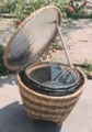 太陽能籃式炊具：適合文化的太陽能盒式炊具。 例題：柳籃拋物面太陽灶
