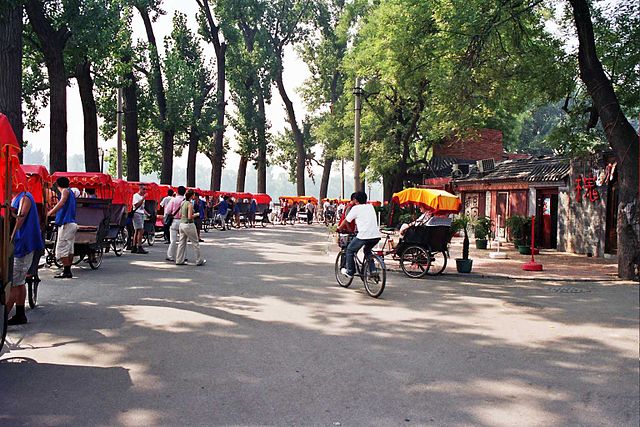 File:Pekín hutongs agosto 2004.JPG