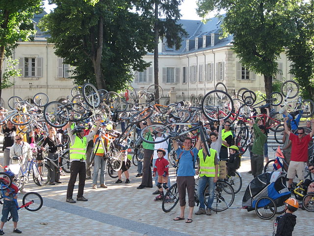 File:Vélo parade - Vélorution - bike critical mass.JPG