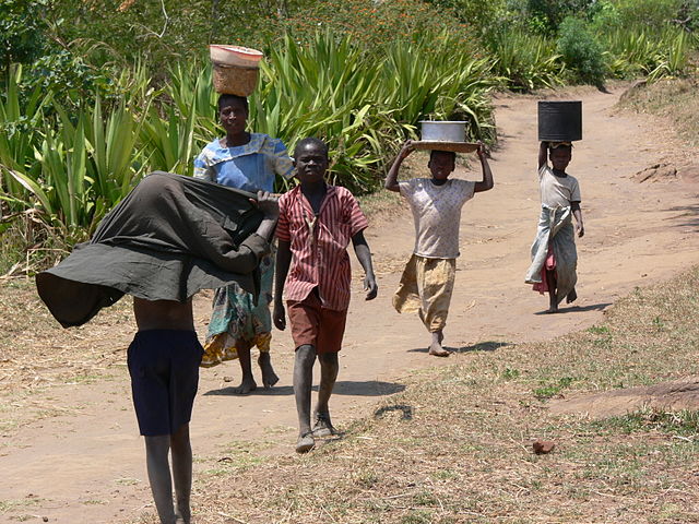 File:Hauling water in Malawi.jpg