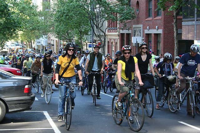 File:Cyclists riding in Melbourne for 350 Climate Action.jpg