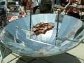 Hình 1: Nướng thịt bằng bếp năng lượng mặt trời Parabol