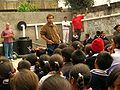Enrique Lomnitz enseigne aux étudiants de la Villa Victoria la récupération de l'eau de pluie