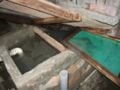來自厄瓜多灰水 La lagrima purificadora 系統的隔油池和沈澱池。木材在水箱底部有一個開放的間隙，可防止油脂和脂肪進入第二個隔間。 36 加侖的磚塊和水泥盆可提供一定的突波保護和沈降保留時間。