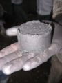Residuos agrícolas briquetados listos para quemarlos sin humo