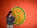 加州州立大学洪堡分校的学生使用鸡蛋漆为校园适当技术中心的内墙制作了这个标志。 [12]