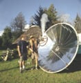 Solar Satellite Cooker: Den paraboliska formen fokuserar solljuset på en enda punkt.  Exempelprojekt: Papasan stol solspis