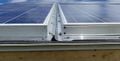Conception de modifications post-consommation de modules solaires standards pour former des ardoises de toit photovoltaïques intégrées au bâtiment sur de grandes surfaces